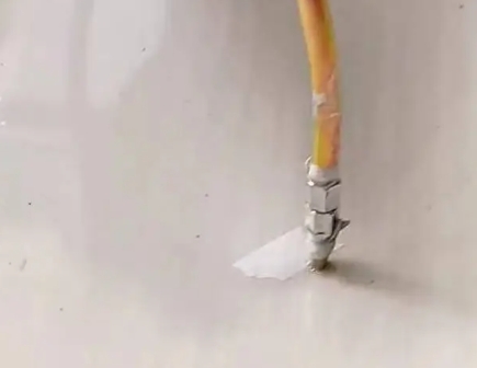 龙湖瓷砖空鼓维修公司专业解答在瓷砖铺贴过程中，如果使用的砂料过粗（如全部使用了粗砂），可能会导致以下问题