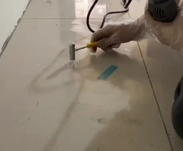 龙湖瓷砖开裂维修公司专业分享瓷砖在铺贴前如果没有沥干水分，将会导致以下问题